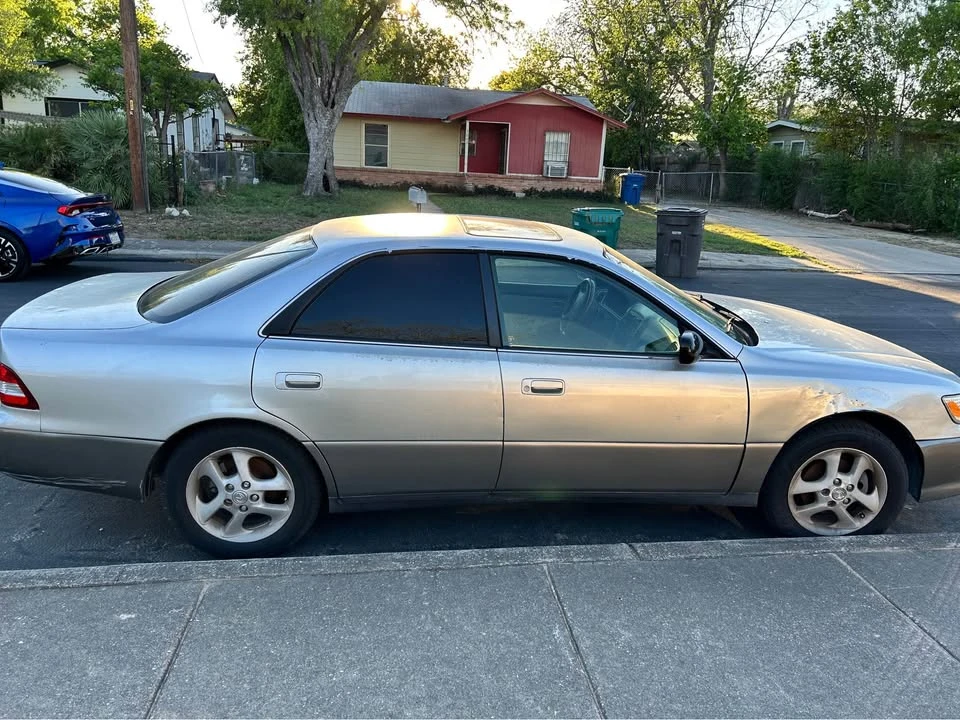 2001 Lexus ES 3rd Gen - Image 4 of 5