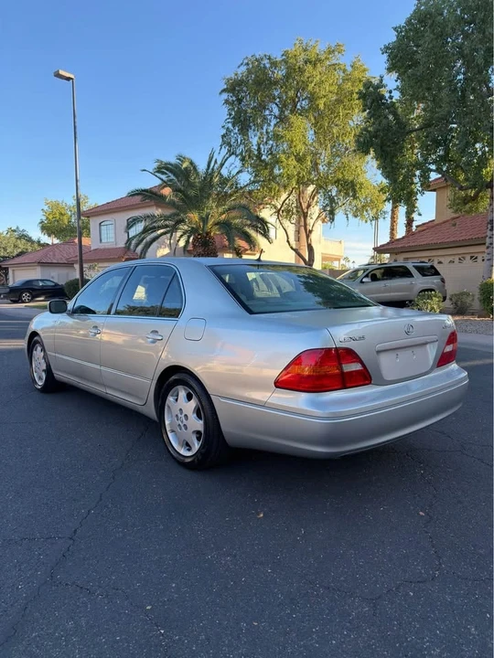 2001 Lexus LS 3rd Gen - Image 4 of 13