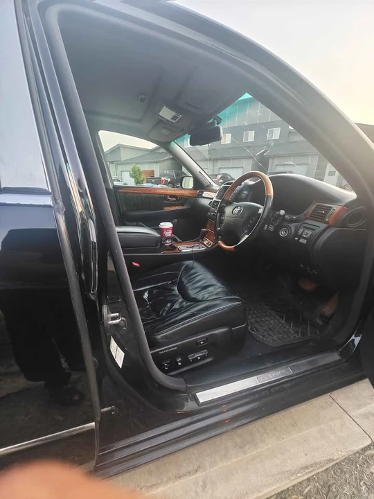 2001 Lexus LS 3rd Gen - Image 3 of 11