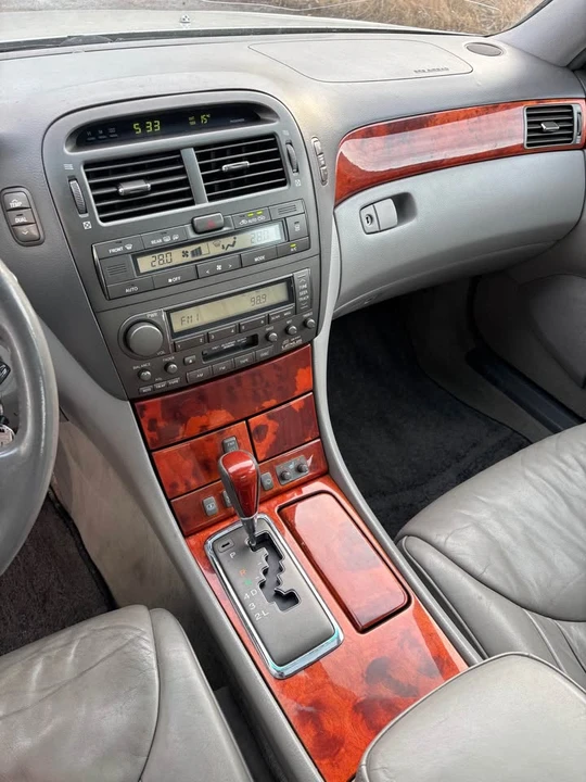 2001 Lexus LS 3rd Gen - Image 11 of 20