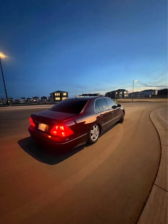 2001 Lexus LS 3rd Gen - Image 2 of 8