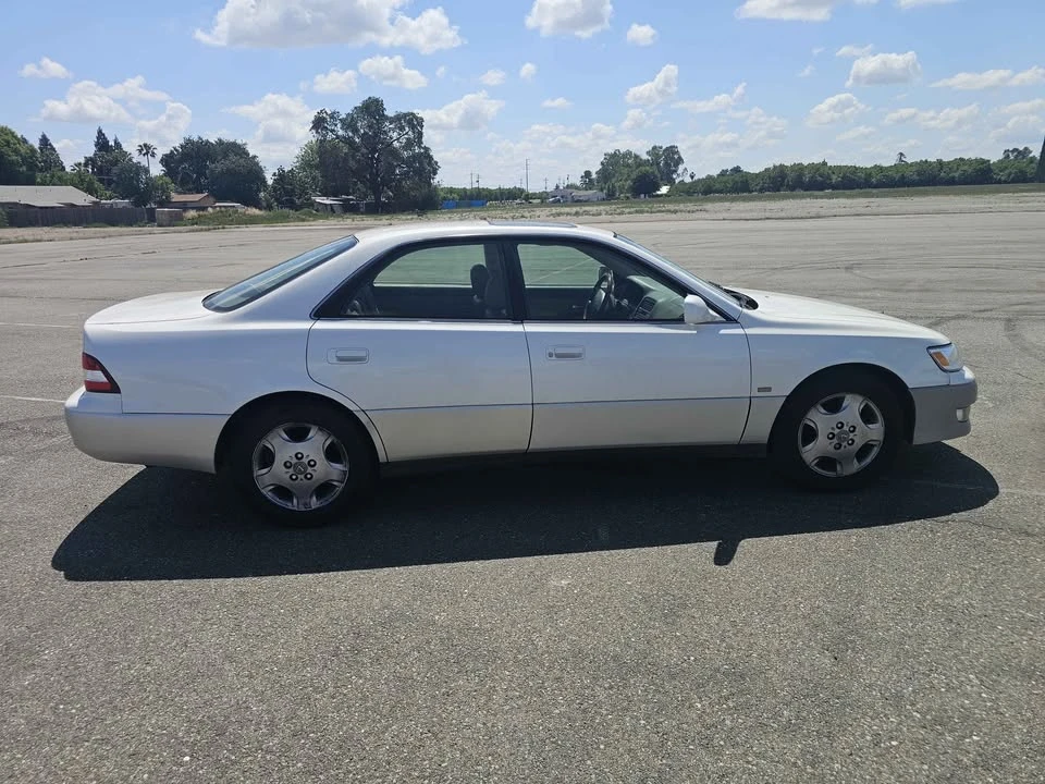 2001 Lexus LS 3rd Gen - Image 3 of 9