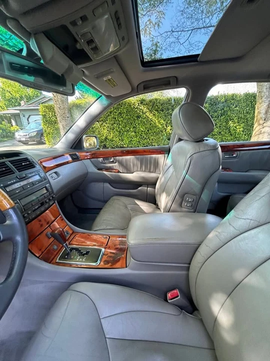 2001 Lexus LS 3rd Gen - Image 8 of 11