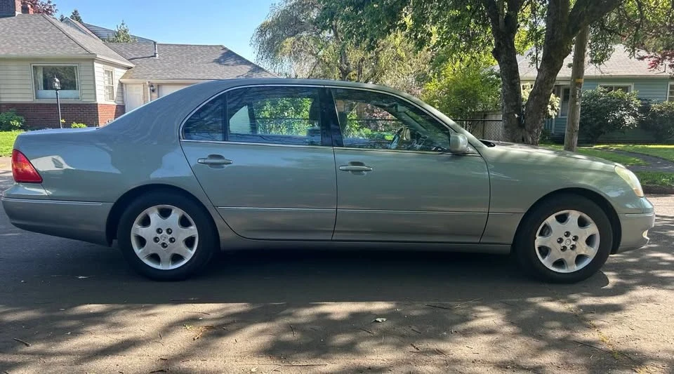 2001 Lexus LS 3rd Gen - Image 2 of 11