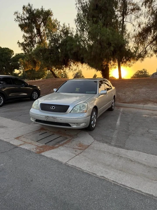 2001 Lexus LS 3rd Gen - Image 3 of 8