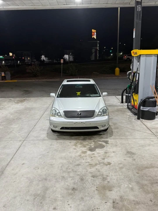 2001 Lexus LS 3rd Gen - Image 2 of 8