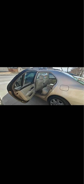 2001 Lexus LS 3rd Gen - Image 5 of 10