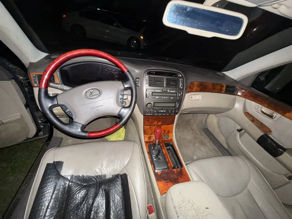 2001 Lexus LS 3rd Gen - Image 14 of 18