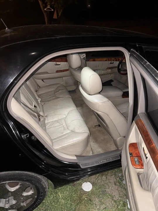 2001 Lexus LS 3rd Gen - Image 17 of 18