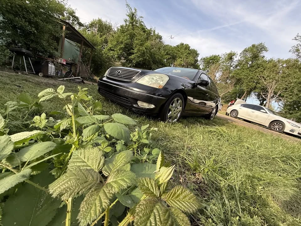 2001 Lexus LS 3rd Gen - Image 11 of 18