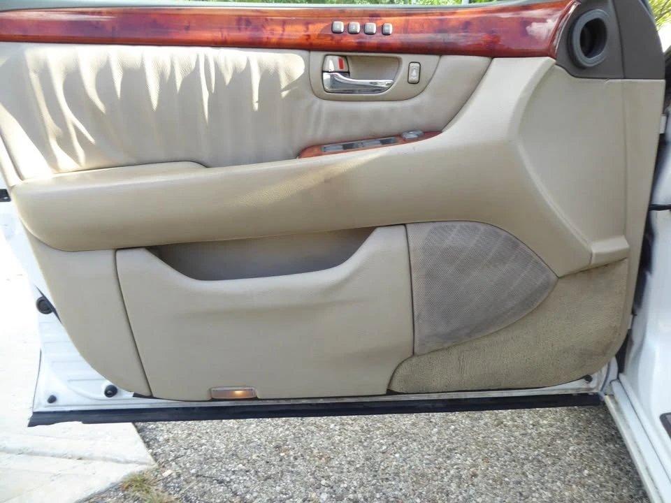2001 Lexus LS 3rd Gen - Image 17 of 19