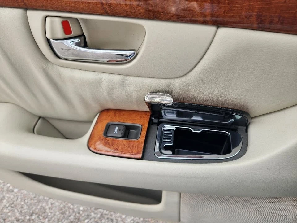 2001 Lexus LS 3rd Gen - Image 11 of 15