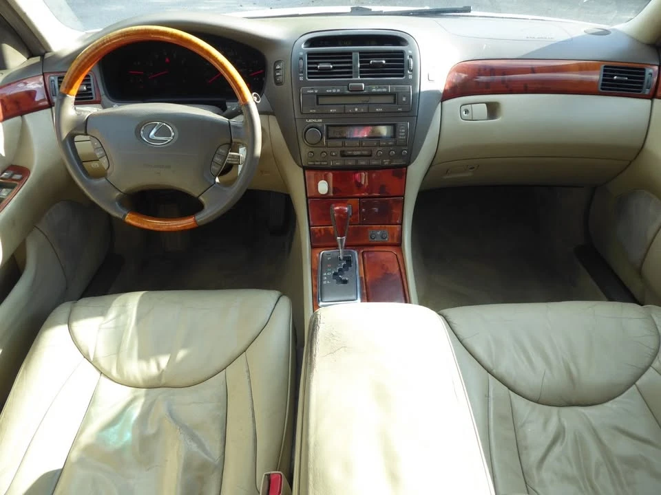 2001 Lexus LS 3rd Gen - Image 10 of 19