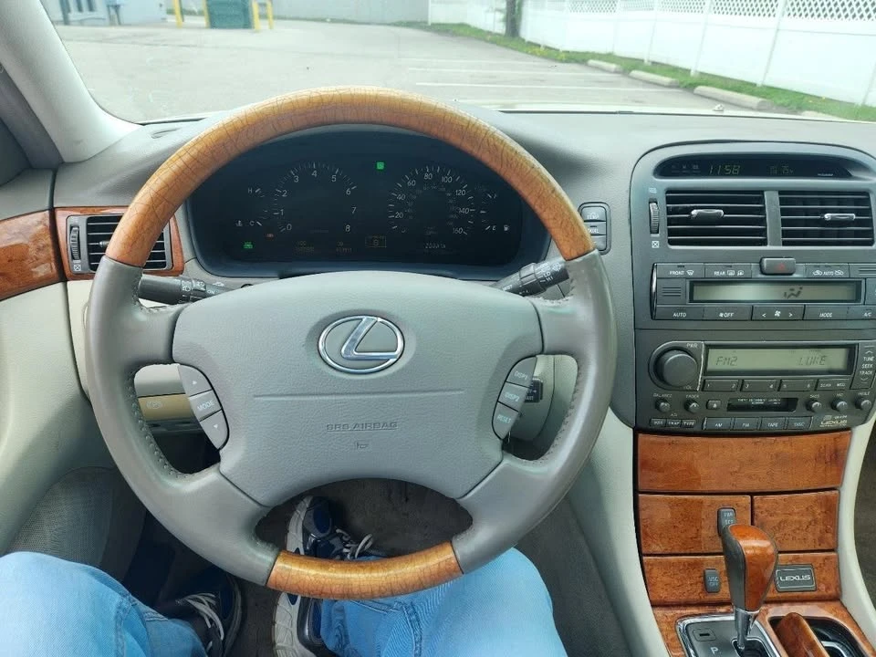 2001 Lexus LS 3rd Gen - Image 14 of 15