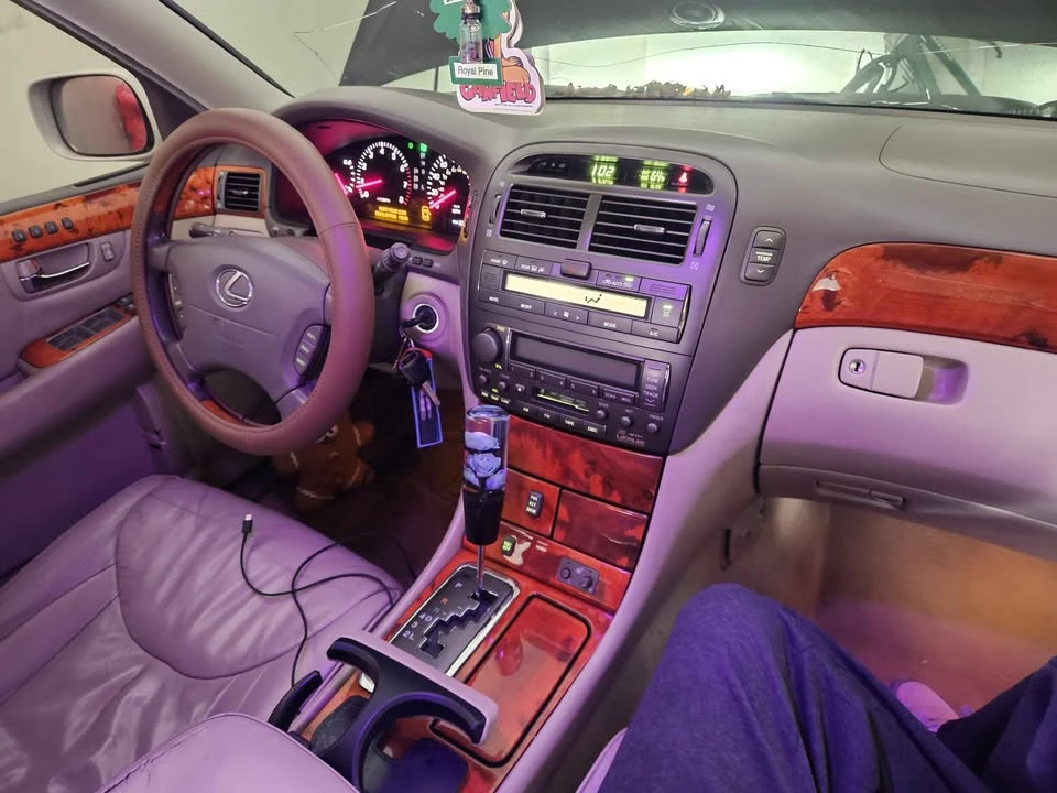 2001 Lexus LS 3rd Gen - Image 6 of 9