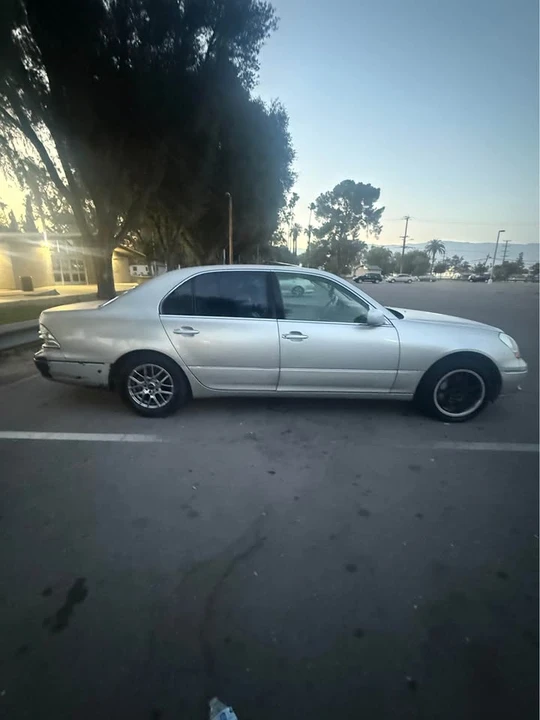 2001 Lexus LS 3rd Gen - Image 4 of 12