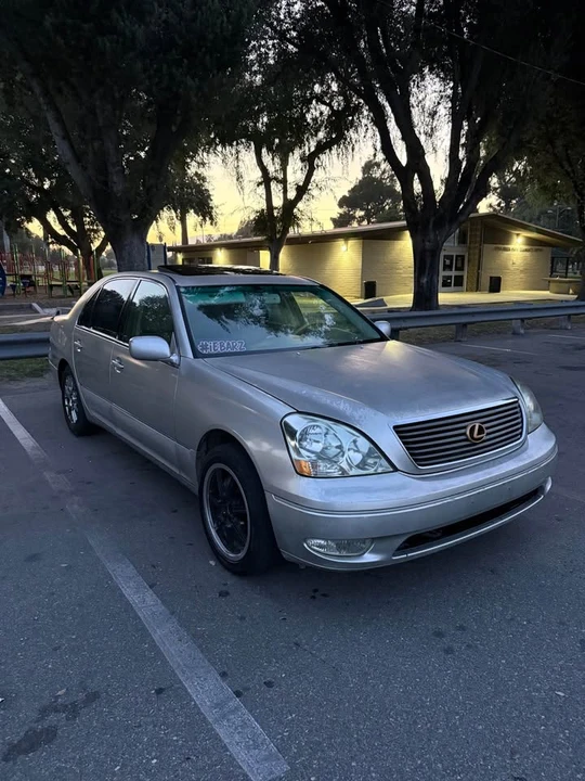 2001 Lexus LS 3rd Gen - Image 5 of 12