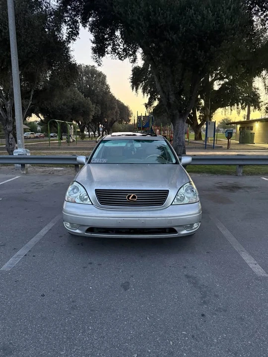 2001 Lexus LS 3rd Gen - Image 6 of 12