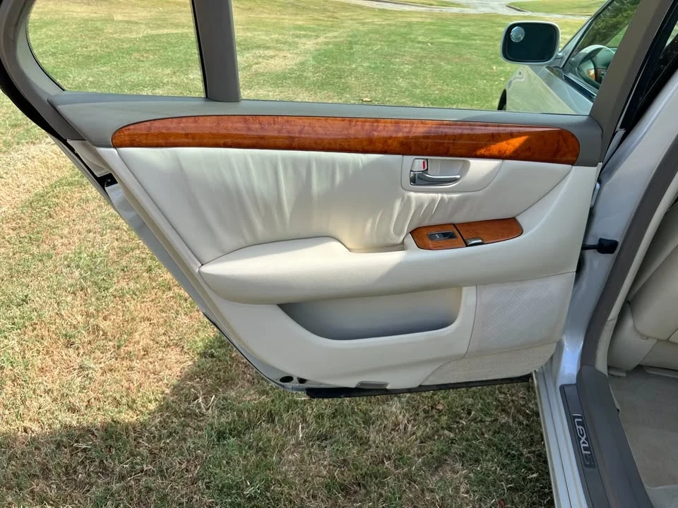 2001 Lexus LS 3rd Gen - Image 11 of 19