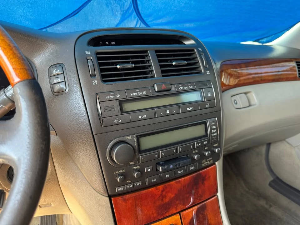 2001 Lexus LS 3rd Gen - Image 10 of 16