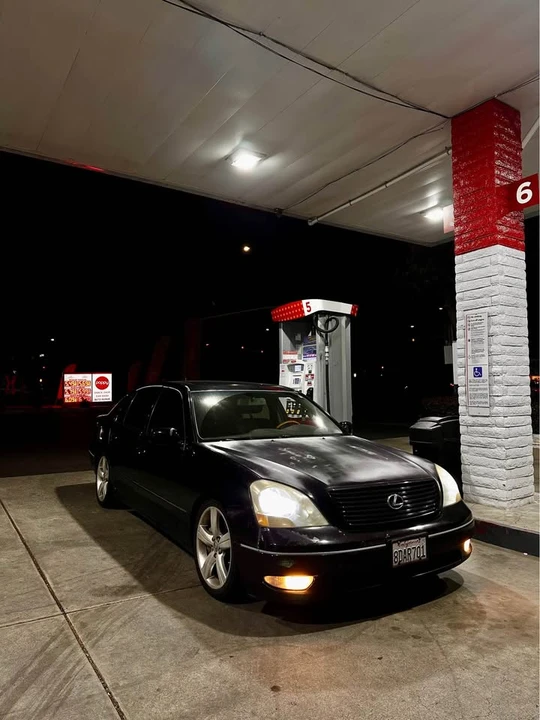 2001 Lexus LS 3rd Gen - Image 2 of 5