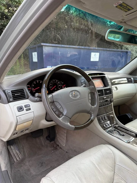 2001 Lexus LS 3rd Gen - Image 6 of 14