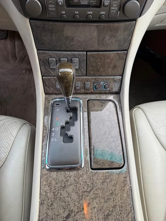 2001 Lexus LS 3rd Gen - Image 11 of 14