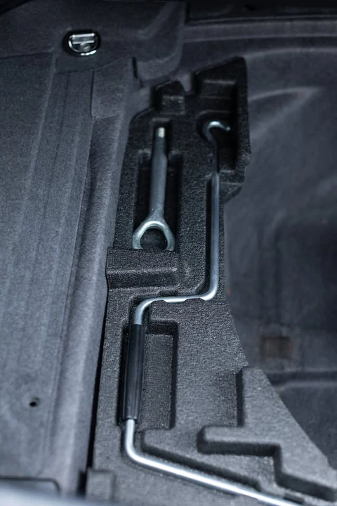 2001 Lexus LS 3rd Gen - Image 19 of 20