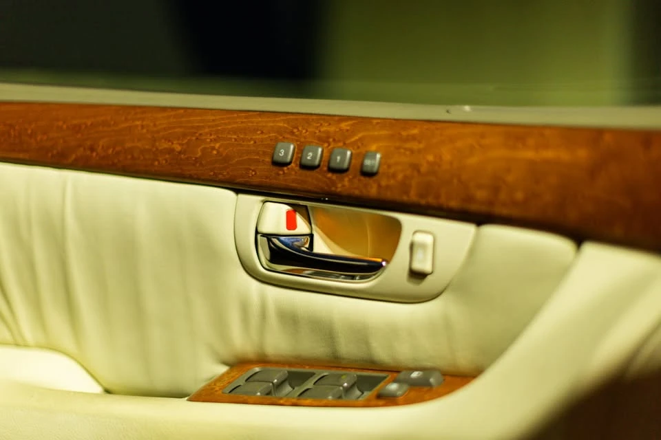 2001 Lexus LS 3rd Gen - Image 8 of 20