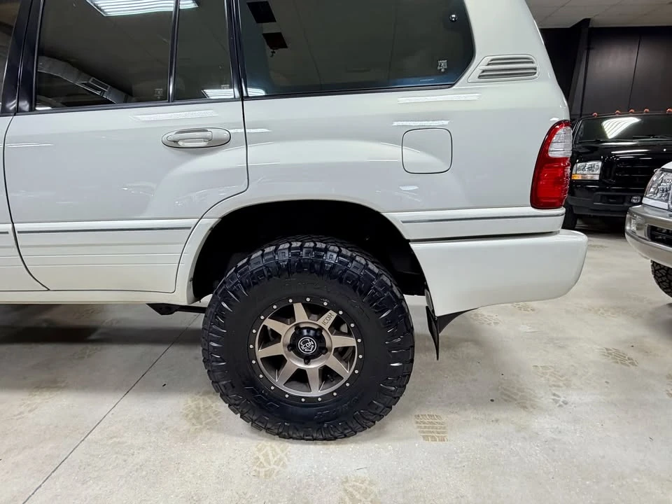 2001 Lexus LX 2nd Gen - Image 10 of 20