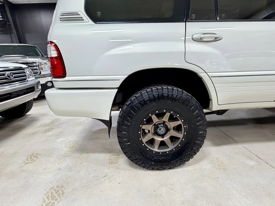 2001 Lexus LX 2nd Gen - Image 11 of 20