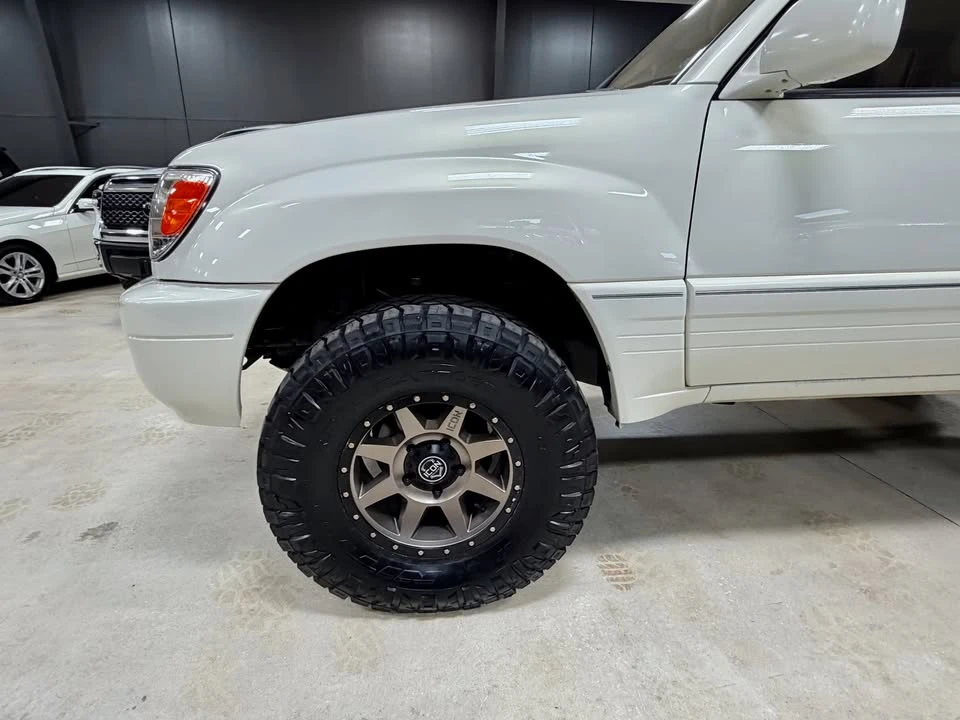 2001 Lexus LX 2nd Gen - Image 9 of 20