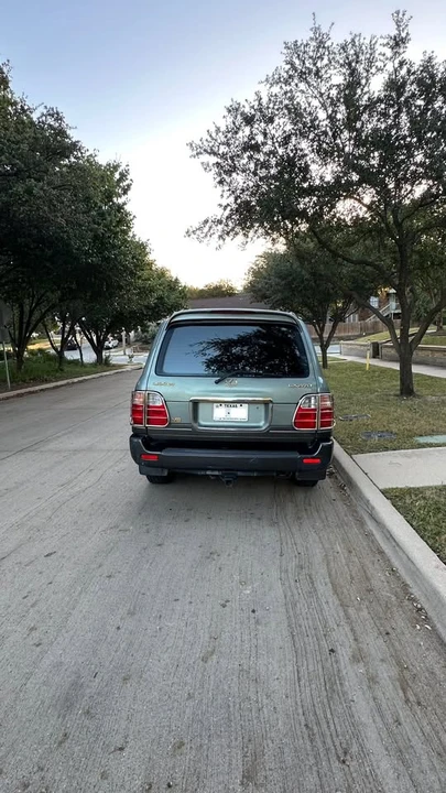 2001 Lexus LX 2nd Gen - Image 4 of 15