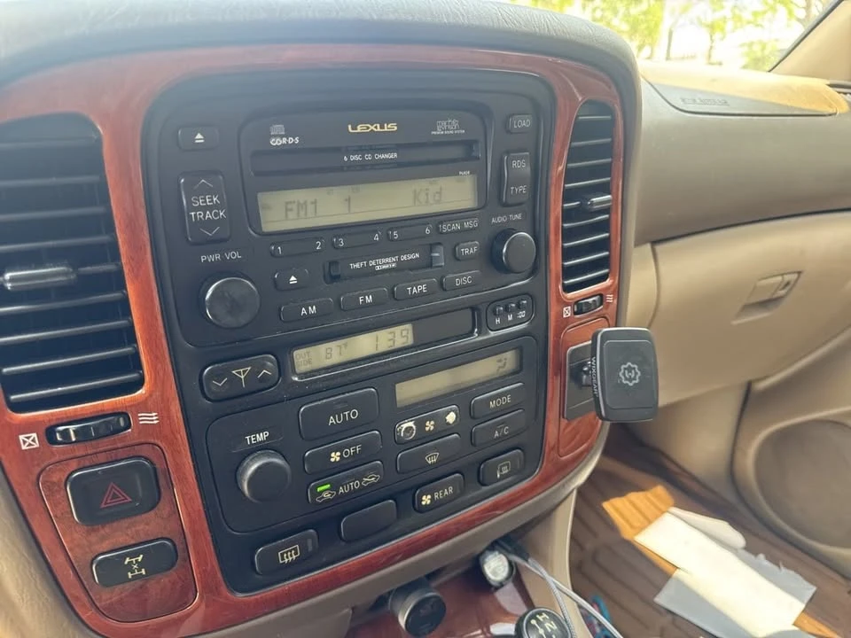 2001 Lexus LX 2nd Gen - Image 5 of 8