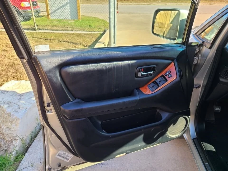 2001 Lexus RX 1st Gen - Image 9 of 16