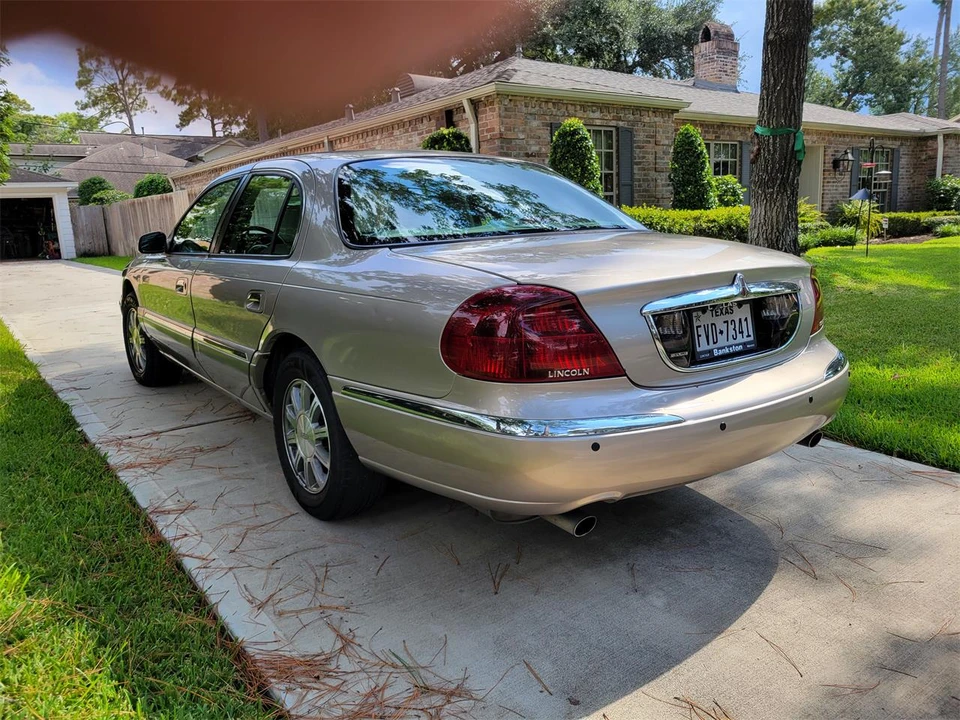 2001 Lincoln Continental 9th Gen - Image 2 of 15