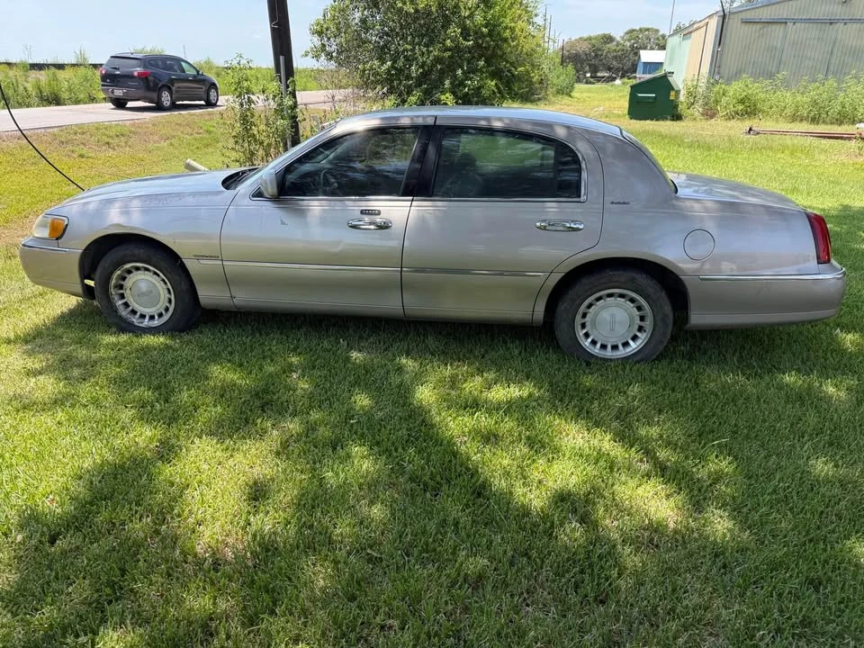 2001 Lincoln Continental 9th Gen - Image 2 of 7