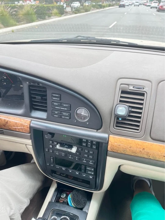 2001 Lincoln Continental 9th Gen - Image 12 of 13