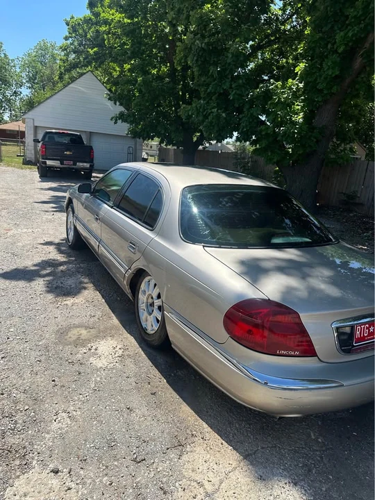2001 Lincoln Continental 9th Gen - Image 3 of 14
