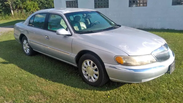 2001 Lincoln Continental Sedan 4D