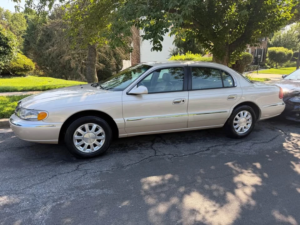 2001 Lincoln Continental 9th Gen - Image 2 of 14