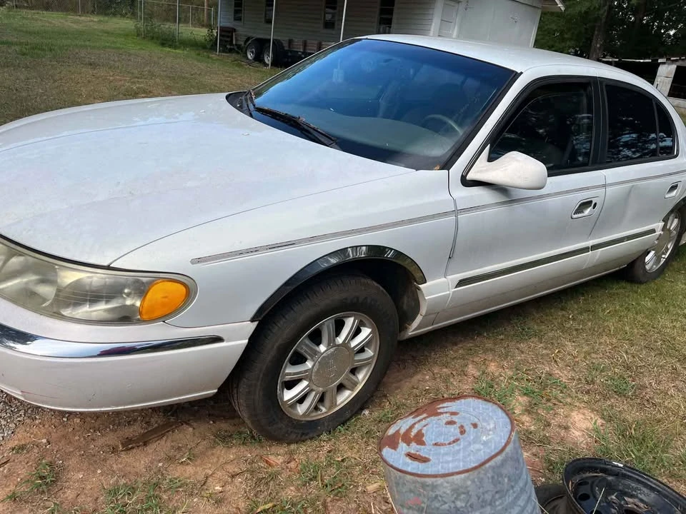 2001 Lincoln Continental 9th Gen - Image 2 of 10