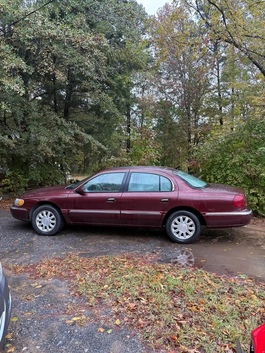 2001 Lincoln Continental 9th Gen - Image 2 of 4