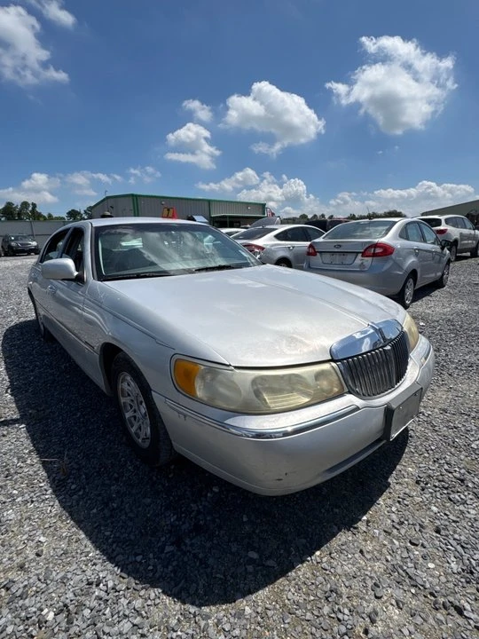 2001 Lincoln Town Car - Image 2 of 5