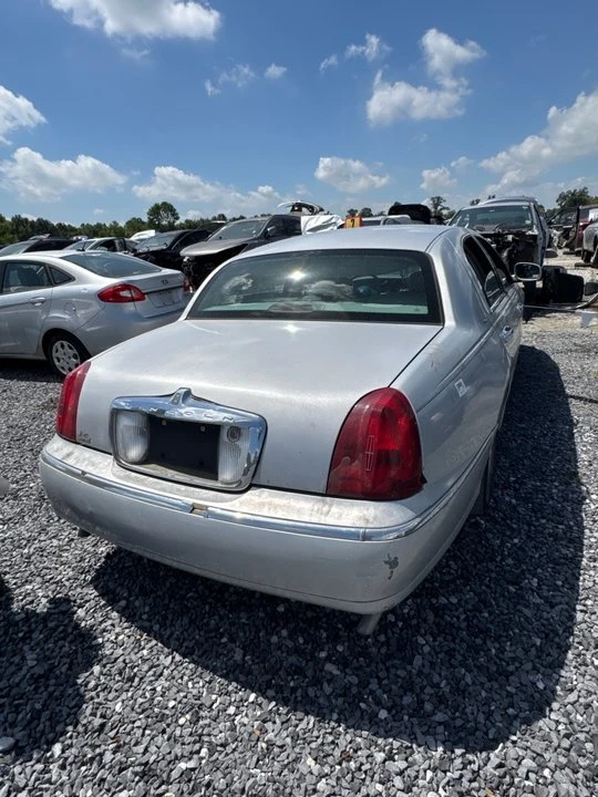 2001 Lincoln Town Car - Image 4 of 5