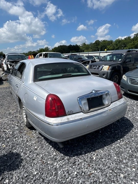 2001 Lincoln Town Car - Image 3 of 5