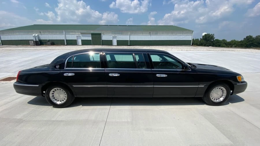 2001 Lincoln Town Car - Image 14 of 17