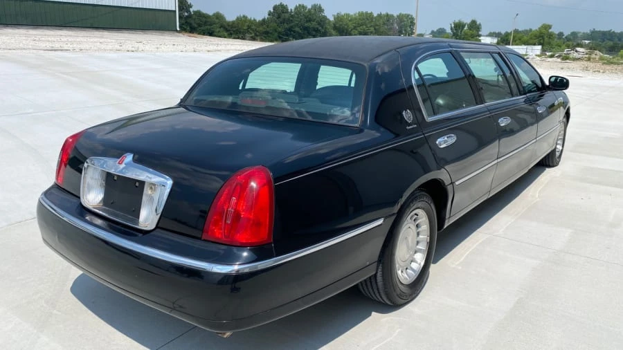 2001 Lincoln Town Car - Image 15 of 17