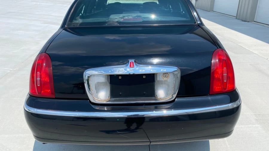 2001 Lincoln Town Car - Image 16 of 17