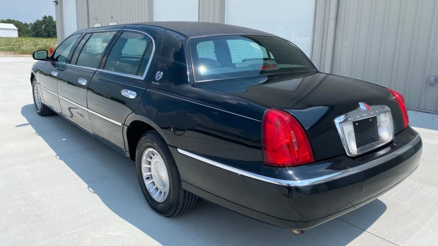 2001 Lincoln Town Car - Image 2 of 17